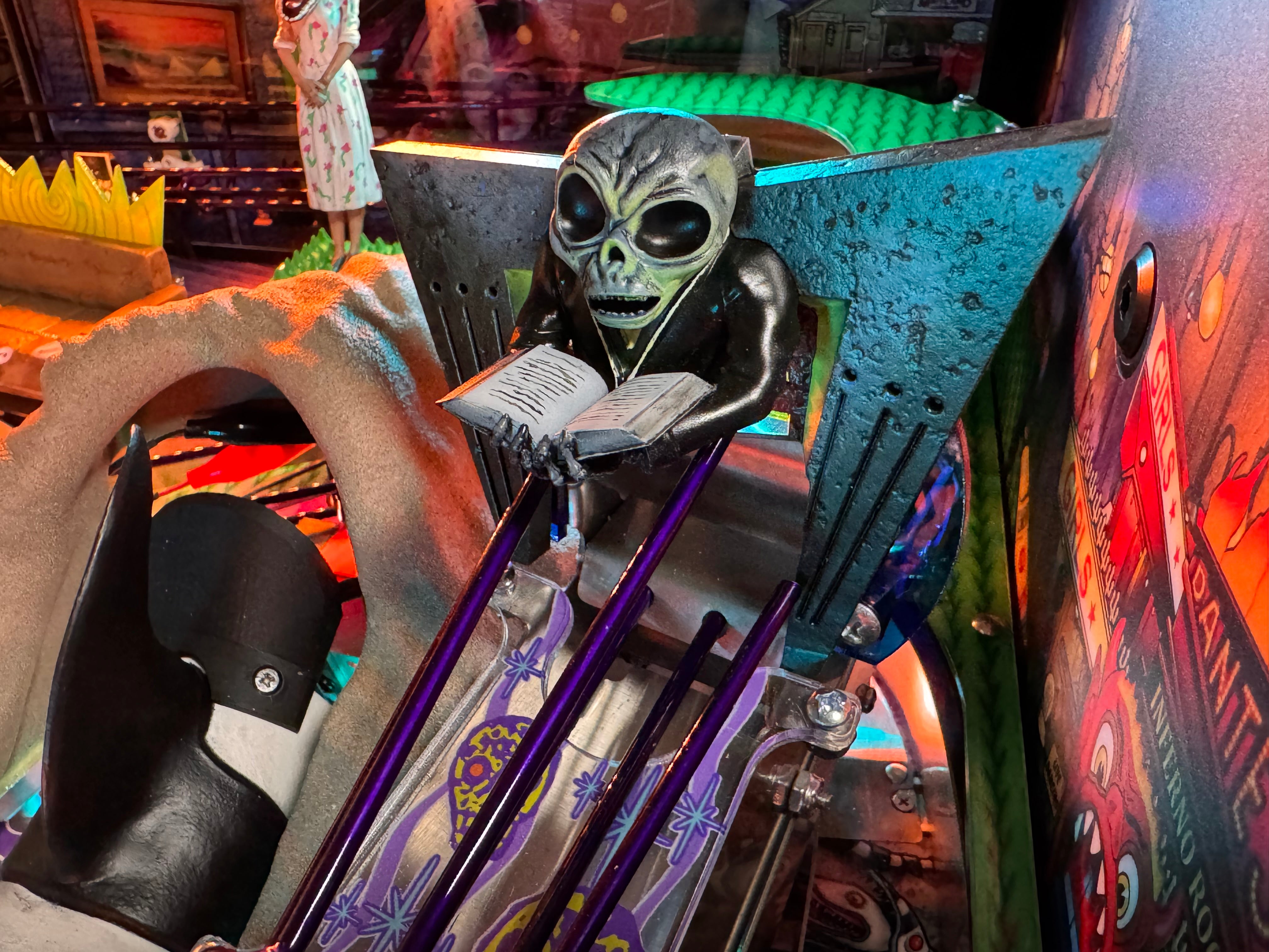 The WEDDING ARCH and the GHOULISH officiant V2.0 for Beetlejuice by CRCades