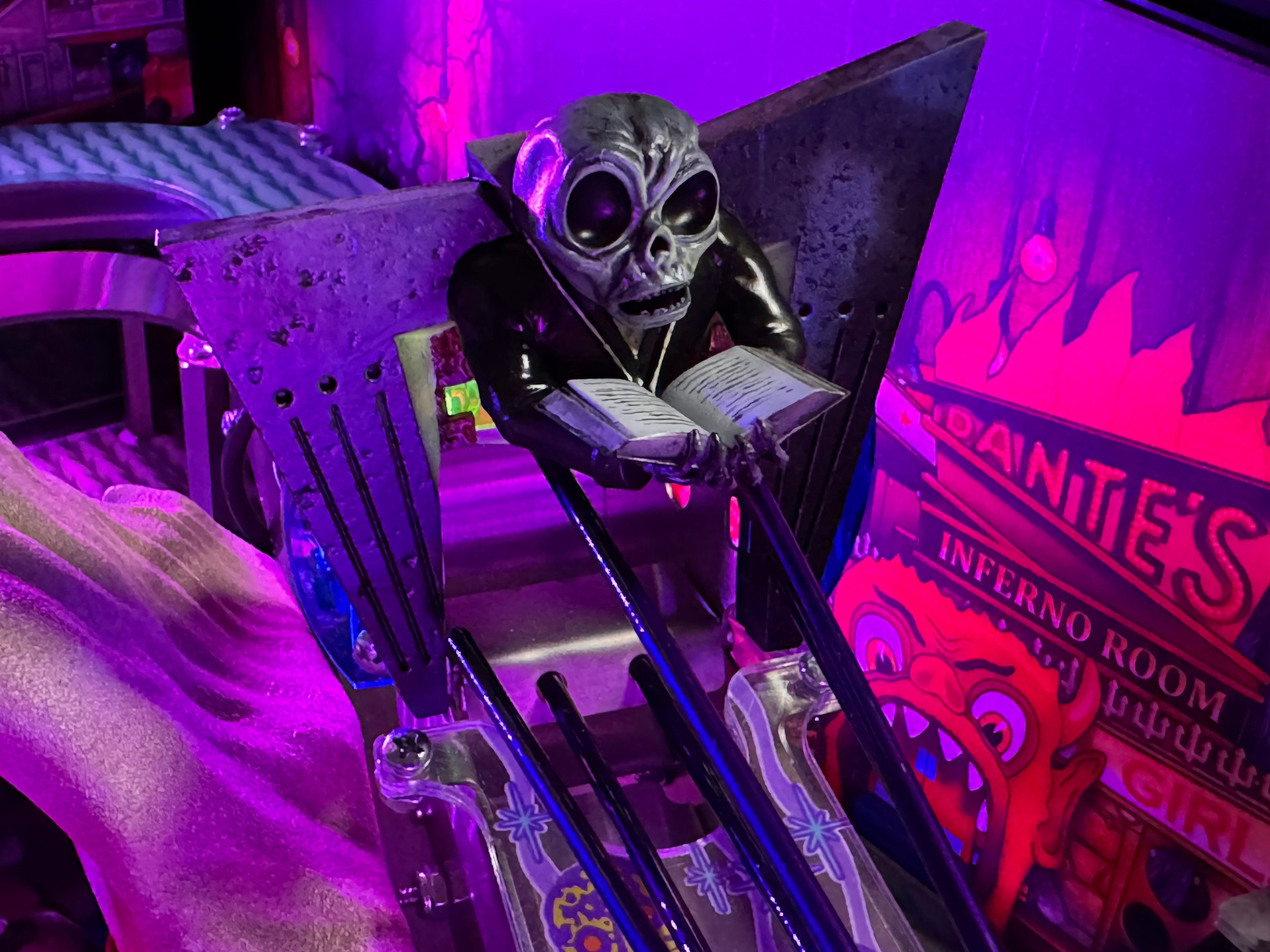The WEDDING ARCH and the GHOULISH officiant V2.0 for Beetlejuice by CRCades