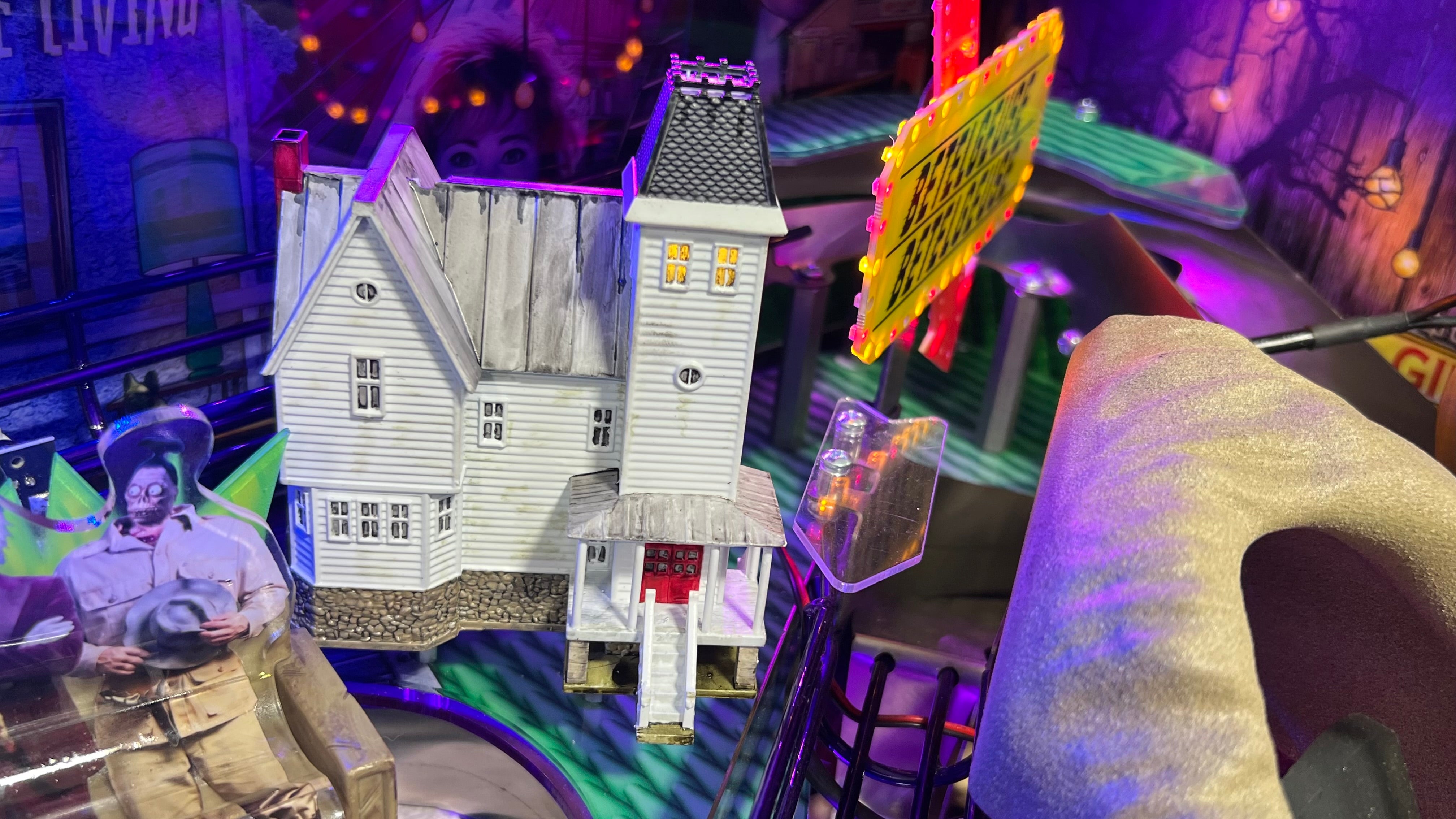 Home Home Home — Adam Maitland’s Attic Model House Mod